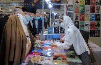 پس از بازدید رهبر جمهوری اسلامی از نمایشگاه کتاب برخی از فعالان رسانه‌ای از این عکس برداشت از پیام آیت‌الله خامنه‌ای به مسئولان درباره حجاب دانستند.