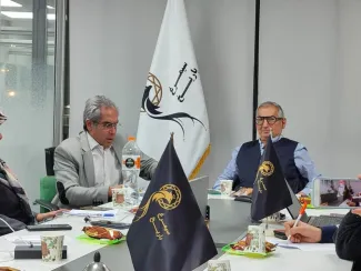 یکی از شنوندگان این گفت و شنود، از دنیای مجاز، به این نشست در عالم واقع پیوند خورد و از زیباکلام پرسید: «از این گفت و گوی مفصل یکی دو ساعته‌ی شما لذت بردم.، چون همه اش استدلال بود و منطقی و درست. می‌خواهم بپرسم این‌ها را یعنی رهبران مملکت نمی‌دانند؟ یا کسی نیست رونوشتی از این جنس گفتگو‌ها را مثلا به رهبر منتقل کند؟» زیباکلام، باچندثانیه مکث همراه بالبخند پاسخ داد: «این پرسش شما یک پرسش عادی هست و بار‌ها پرسیده شده. من سال‌ها تاریخ مشروطه تا روزگار امروز را در دانشکده حقوق و علوم سیاسی درس می‌داده ام که الا