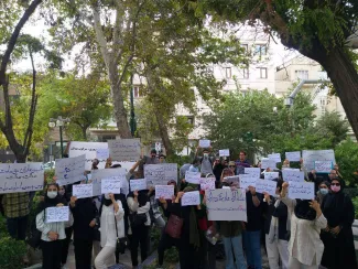 تجمع دانشجویان دانشگاه آزاد کشور در پاستور در اعتراض به افزایش ۲۰۰ درصدی شهریه این دانشگاه