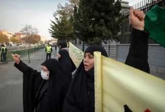  تجمع برخی از بانوان در حمایت از لایحه حجاب، در مقابل مجلس