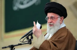  آیت‌الله خامنه‌ای: میگویند «نمی‌گذاریم ایران به سلاح هسته‌ای دست پیدا کند»، ما اگر می‌خواستیم سلاح هسته‌ای درست کنیم، آمریکا نمی‌توانست جلوی ما را بگیرد