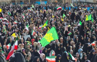 نوای سنج و دمام به یاد جانباختگان حادثه بندرعباس در محفل ۵۰ هزار نفری روز دختر در قم