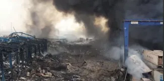  گودالی که در محل انفجار در اسکله شهید رجایی بندرعباس باز شده است
