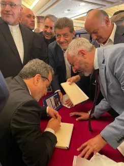  عراقچی در حال امضای ترجمه عربی کتاب«قدرت مذاکره» در بیروت