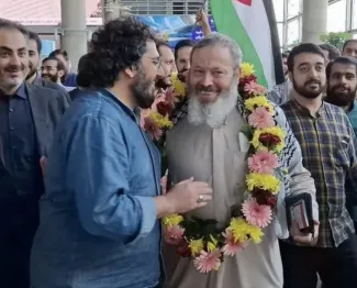  تصاویری از ورود شیخ غلامرضا قاسمیان پس از ورود به کشور