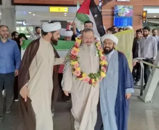  تصاویری از ورود شیخ غلامرضا قاسمیان پس از ورود به کشور