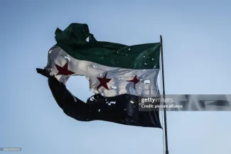 تصویری از پرچم سوریه بعد از حملات امروز