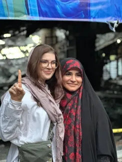 عکس خبرنگار آمریکایی با سحر امامی در کنار ساختمان شیشه‌ای