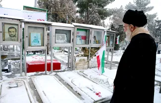  آیت‌الله خامنه‌ای در سحر ۱۱ یا ۱۲ بهمن ماه هر سال غالباً با آغاز «دهه فجر» نماز صبح را در آرامگاه آیت‌الله خمینی اقامه و سپس بر مزار دوستان قدیم خود و شهدای جنگ میرود و ادای احترام میکند.