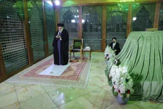 با قرائت فاتحه به بنیانگذار جمهوری اسلامی در آستانه «دهه فجر» و در اقدامی پر معنی که پیشتر اشاره کرده بودم، ادای احترام کرد.