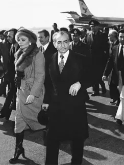mohammad-reza-shah-pahlavi-and-farah-diba-at-the-airport-when-leaving-iran-in-1978