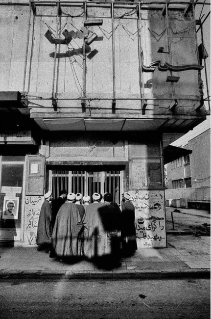 آبادان، سال ۱۳۶۳ - چند آخوند به داخل سینمای سوخته و متروک رکس خیره شده‌اند، عکس از منوچهر دقتی