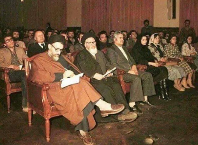 صویری کمتر دیده‌ شده از آیت‌الله بهشتی و آیت‌الله موسوی اردبیلی در جمع کارکنان دستگاه قضایی که خانم‌هایی بدون حجاب اجباری حضور دارند