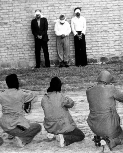  لحظه تیرباران محمود فخر یزدی (نفر وسط) و دو نفر دیگر در اردیبهشت ۱۳۵۸ در مشهد.