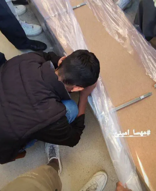 برادر مهسا امینی سر بر تابوت خواهر گذاشته