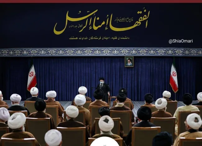 حدیثی که ناقص بر بالای سر رهبر جمهوری اسلامی در دیدار با خبرگان نصب شد