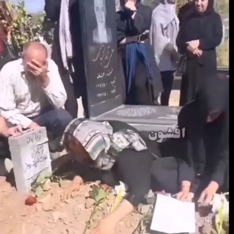ضجه های مادر مهسا امینی بالای سر قبر فرزندش