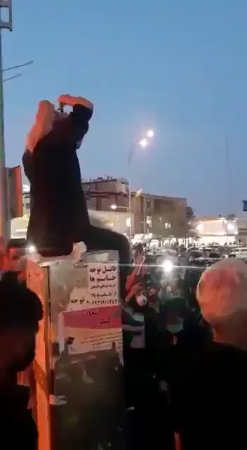  کرمان - زنی به نشانه اعتراض موهایش را در بین جمعیت کوتاه میکند سه شنبه ۲۹ شهریور