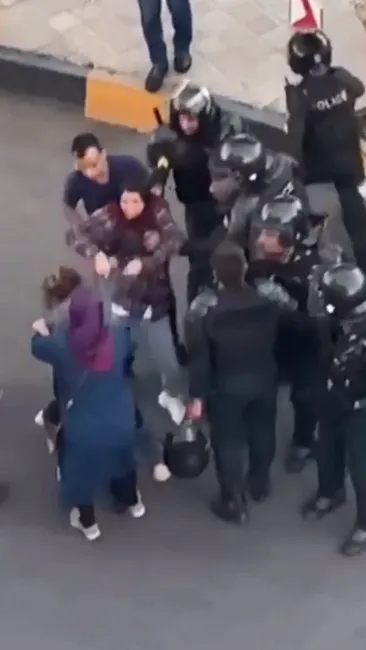 این فیلم آهسته رفتار وحشیانه پلیس با دو زن معترض است