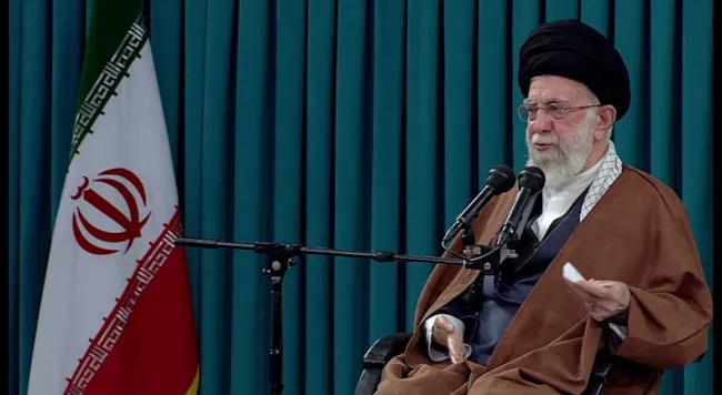 آیت‌الله خامنه‌ای در دیدار با جمعی از دانشجویان و فعالان تشکل‌های دانشجویی عصر بیست‌ و نهم فروردین هزار و چهارصد و دو