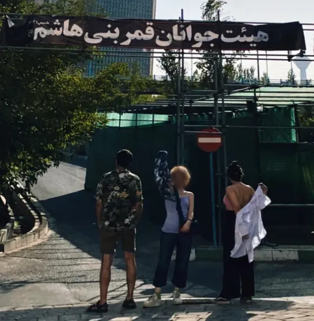 چند روز پیش عکسی مشکوک در فضای مجازی منتشر شده که زیر پرچم هیات حضرت ابوالفضل دو خانم با وضع خاصی کشف حجاب کرده‌اند‌.