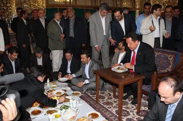 احمدی نژاد و هوگو چاوز سر سفره زرشک پلو با مرغ 