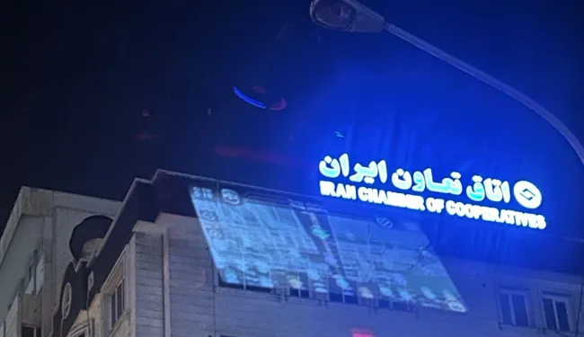 با تذکر علنی عبدی مدیا، رییس خاص اتاق تعا‌ون ایران به امور پشتیبانی این اتاق دستور داد تا تابلوی اتاق را تعمیر کنند.