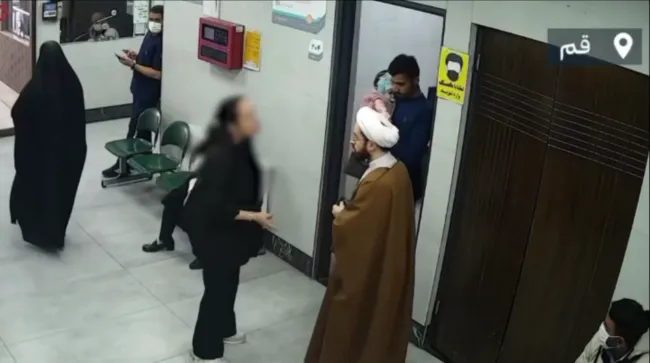 تصویری جنجالی در فضای مجازی منتشر شده که یک روحانی در پی فیلمبرداری از زنی بدون روسری در درمانگاهی در قم با او درگیر می‌شود