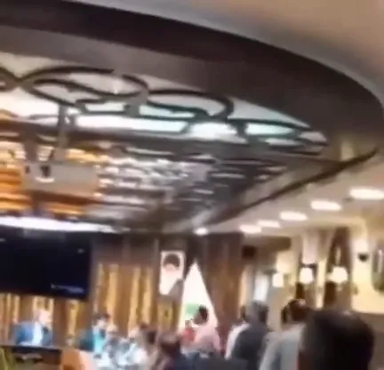 لخت شدن یک شهروند معترض در صحن شورای شهر گرگان