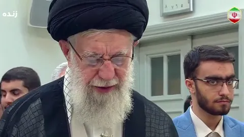 نکته مهم در پخش زنده نماز ظهر امروز به جماعت آیت‌الله خامنه‌ای با حضور جمعی از مدال آوران علمی ایران 