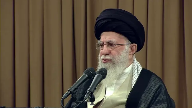 آیت‌الله خامنه‌ای در دیدار امروز با نمایندگان مجلس: مجلس نباید منشاء تشنج در افکار عمومی باشد. باید امنیت روانی مردم حفظ شود