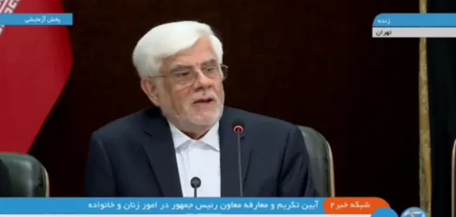 پس از متلک محسن منصوری معاون سابق اجرایی رییس جمهور در مراسم تودیع خود به محمدرضا عارف؛ این بار انسیه خزعلی در مراسم تودیع خود به عارف و دولت پزشکیان متلک انداخت