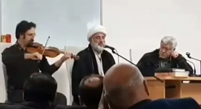  تصویری از آواز خواندن یک روحانی در کنار یک ویولون نواز، در فضای مجازی ایران بسیار پربازدید شد.