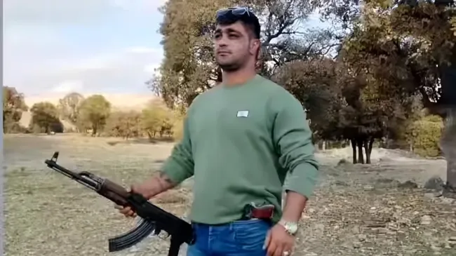 «مسعود داوودی» متخصص قلب و عروق و استاد قلب دانشگاه علوم پزشکی یاسوج مقابل منزل شخصی خود در رجای یاسوج به قتل رسید.