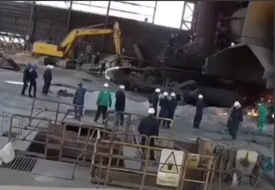  لحظۀ آتش‎‌سوزی کورۀ فولاد زرند 