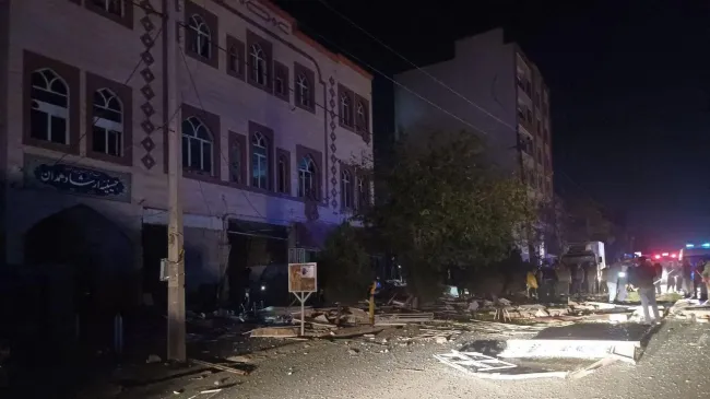  مصدوم حادثه زنی ۵۰ ساله است که از سوی عوامل امدادی از زیرآوار خارج و به بیمارستان منتقل شد.