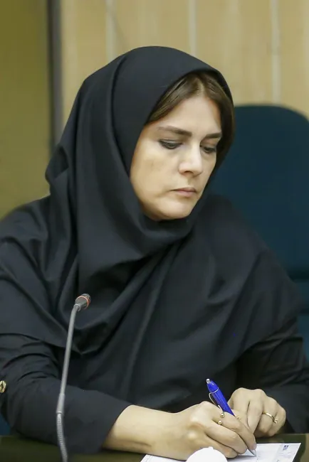 منصوره قدیری جاوید خبرنگار بخش پژوهش‌های خبرگزاری ایرنا شامگاه دیروز (شنبه ۱۹ آبان) توسط همسرش که وکیل دادگستری است، با ضربات دمبل و چاقو به قتل رسید./رکنا 