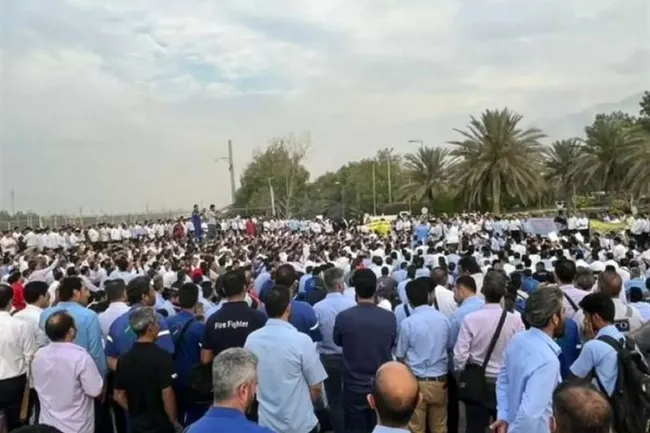 تجمع سه هزار نفره کارگران پیمانکاری صنعت گاز از نقاط مختلف عسلویه و کنگان