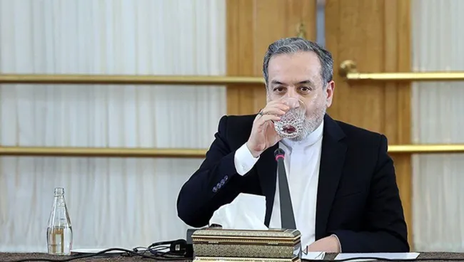 عراقچی در مصاحبه‌ای با شبکه الشرقیه اظهار داشت: «سرنوشت بشار اسد قابل پیش‌بینی نیست. بسیاری انتظار سقوط او را در سال ۲۰۱۱ داشتند، اما این اتفاق نیفتاد.»