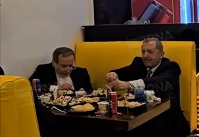حضور سید عباس عراقچی وزیر خارجه در یکی از رستوران های شهر دمشق برای شام