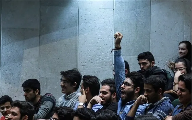 تجمع بسیجیان و شعار دادن آن‌ها علیه دولت در دانشگاه علامه طباطبایی همزمان با حضور فاطمه مهاجرانی