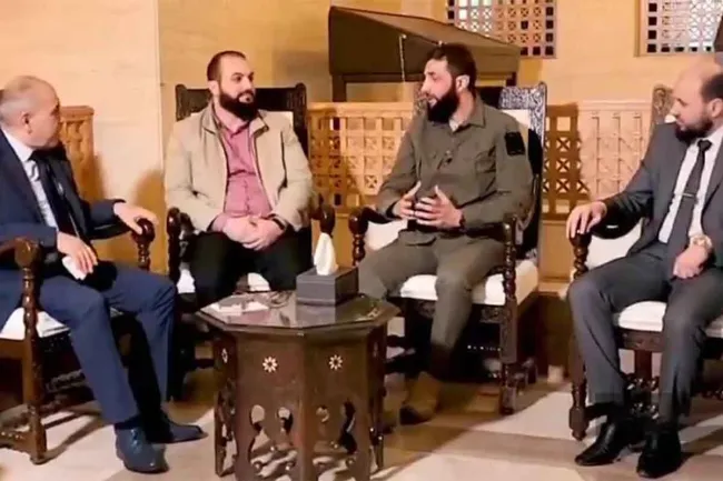 دیدار احمد جولانی با محمد قاضی الجلالی (نخست وزیر دولت سابق) برای هماهنگی انتقال قدرت در سوریه