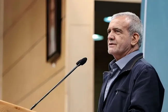 پزشکیان: دانشجو باید طوری آموزش ببیند که مملکتش را با کتک هم رها نکند