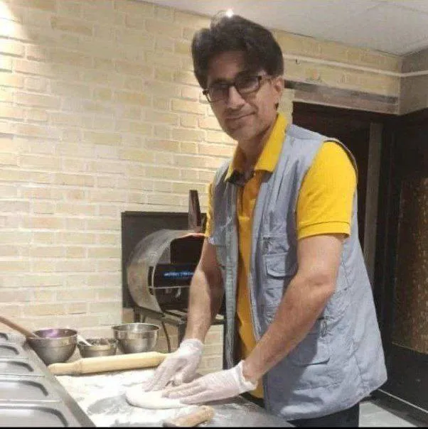 جای استاد منتقد دل‌سوز کلاس درس است، نه دادگاه. او را به دانشگاه بازگردانید.