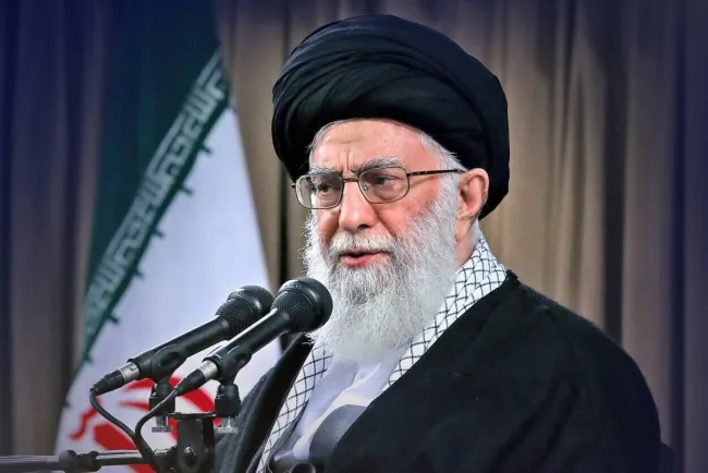 آیت‌الله خامنه‌ای: برخی کشورها اگر دچار اشتباه بزرگ شوند و عوامل ثبات و اقتدار خود را که همان جوان‌های مومن هستند، از صحنه خارج کنند، همانند سوریه خواهند شد