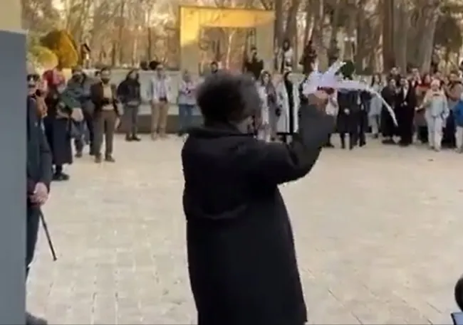  بیتا فیاضی، هنرمند شناخته شده حوزه تجسمی ایران، دوسالانه سرامیک ایران را روز دوشنبه بدون رعایت حجاب اجباری افتتاح کرد