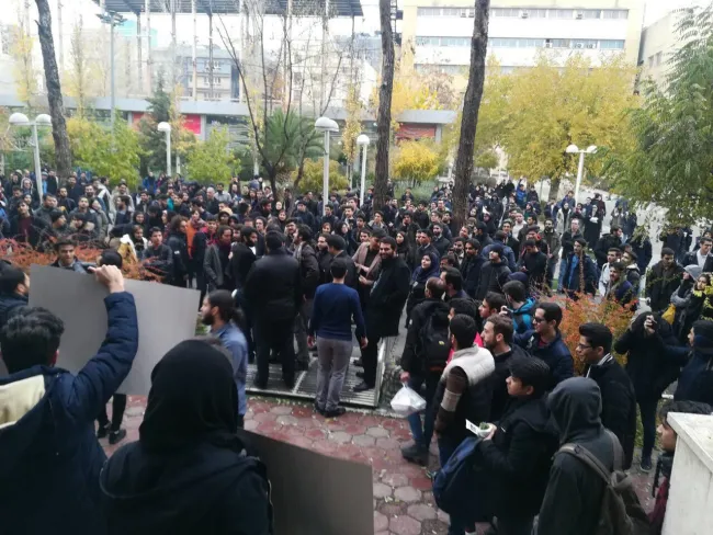  یکی از دانشجویان دانشگاه تهران در تجمع اعتراضی امشب در پی ضرب و شتم شدید و شکستن بینی‌اش در تنش بوجود آمده با نیروهای حراستی اعلام کرد که تمامی وسایلش به همراه رمز عبور آن‌ها از او گرفته شده.