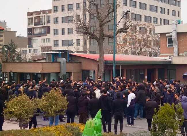  ویدیویی از تجمع دانشجویان خوابگاه کوی دانشگاه تهران در اعتراض به قتل دانشجوی مدیریت توسط زورگیران و حضور سرپرست دانشگاه تهران در میان معترضان