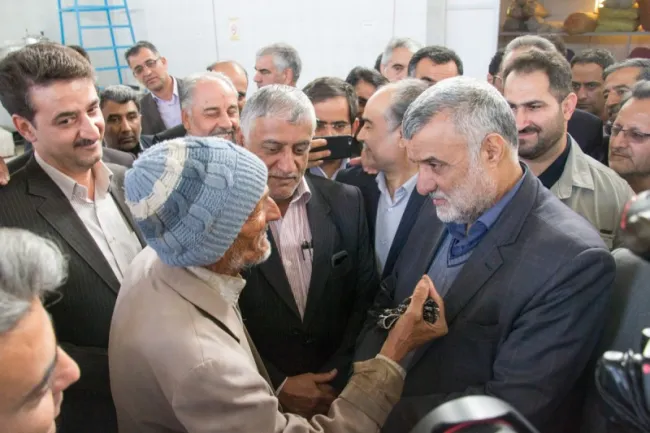 پیرمرد طبسی که در دولت پیشین شعری با کنایه برای وزیر کشاورزی سروده بود.
