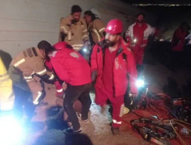 ٣٥ نفر مصدوم و ٦ جانباخته در سانحه واژگونی اتوبوس دانش آموزان در کرمان / دستور بازداشت راننده اتوبوس صادر شد